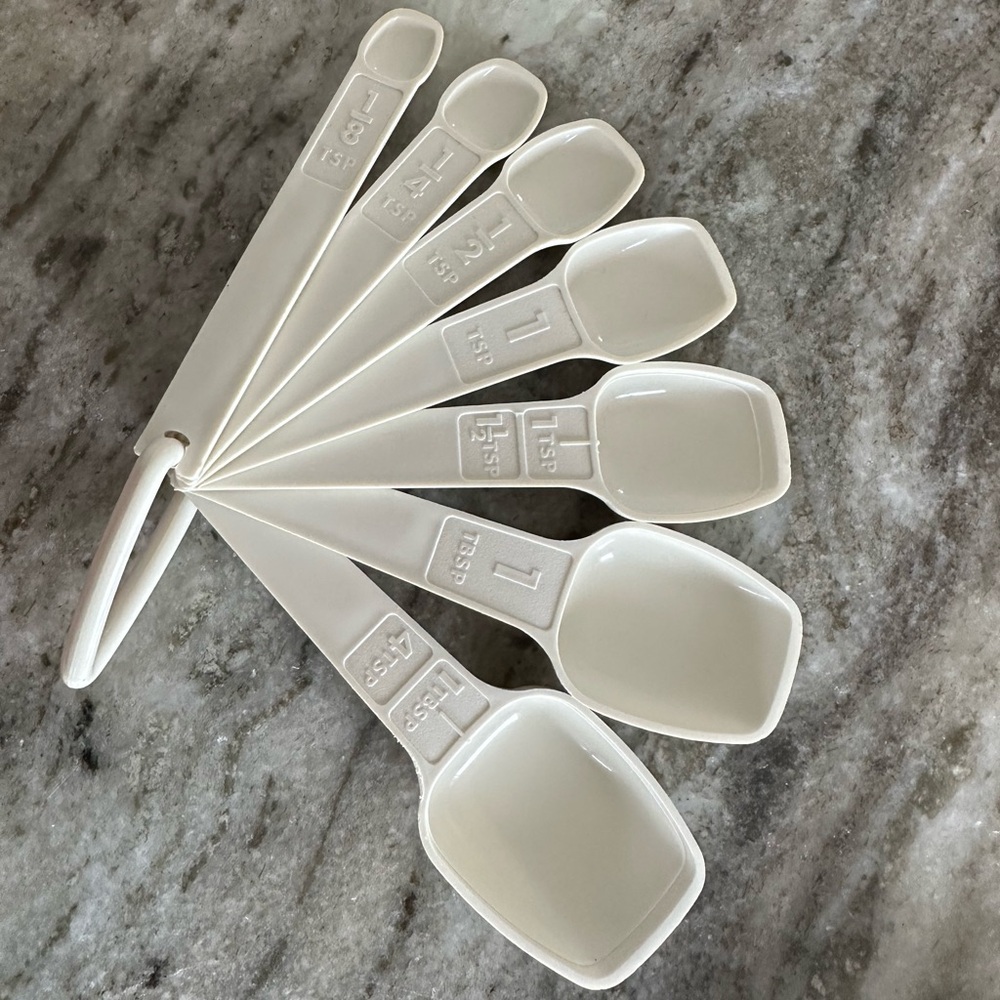 Tupperware measuring spoons .